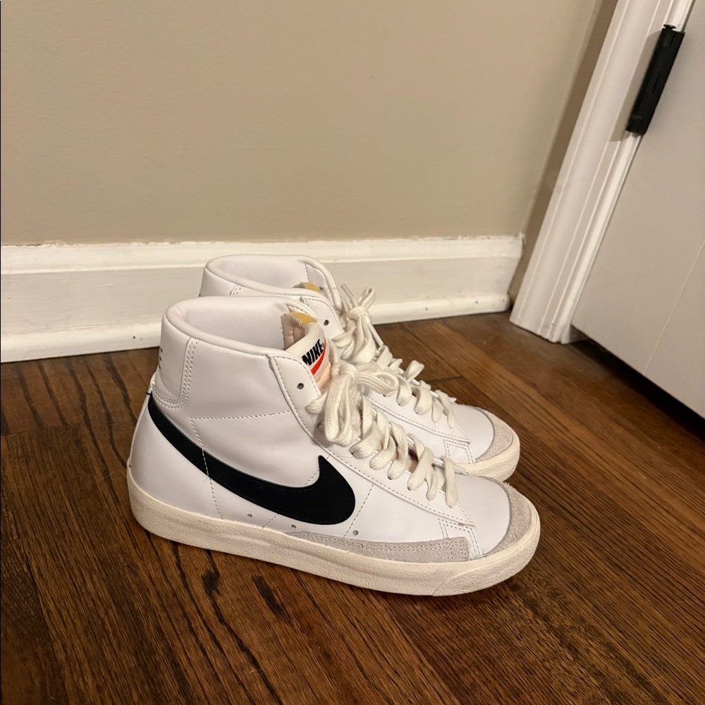 Nike Blazer 77 Mid B&W Womens 7